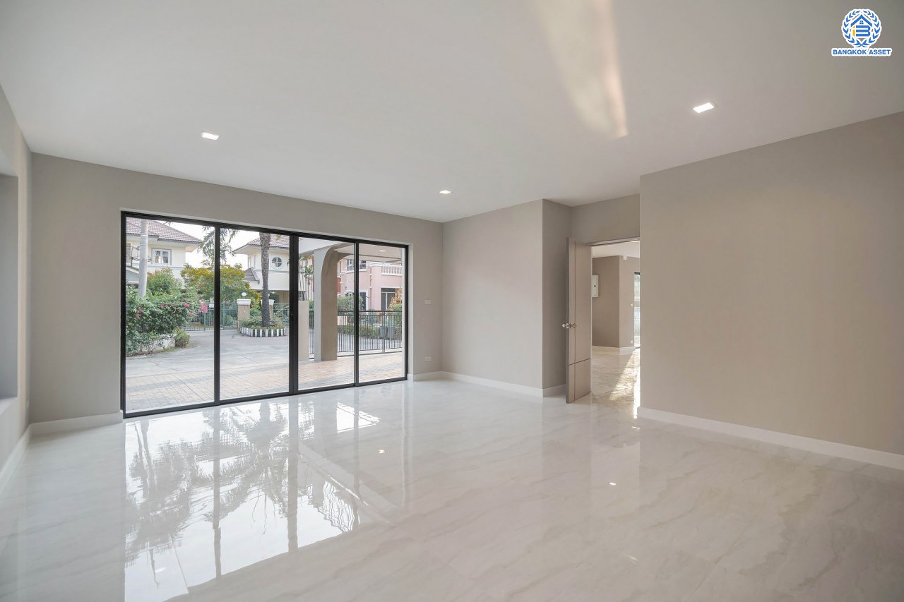 คฤหาสน์มือสองตกแต่งใหม่ โครงการ บ้านภาณุ ปิ่นเกล้า-บรมราชชนนี เนื้อที่ 142.7 ตร.ว. ฟังก์ชันจัดเต็ม 5 ห้องนอน 6 ห้องน้ำ 1 ห้องแม่บ้าน จอดรถได้ 4 คัน บนพื้นที่ใช้สอยเกือบ 451.5 ตร.ม. พร้อมพื้นที่สีเขียวสนามหญ้ากว้างขวาง ตอบโจทย์ครอบครัวใหญ่ บนทำเลศักยภาพ เชื่อมต่อทั้งถนนกาญจนาภิเษก และทางคู่ขนานลอยฟ้าบรมราชชนนี ใกล้ ม.มหิดล, สถานีขนส่งสายใต้ใหม่ และเซ็นทรัลปิ่นเกล้า